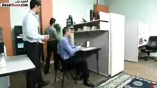 سكس صيني: طالبة جامعية تأخذ عدة زبور في مشهد جنس جماعي مكثف