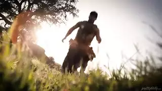 قنبلة شقراء ذات أثداء ضخمة في مشهد صريح