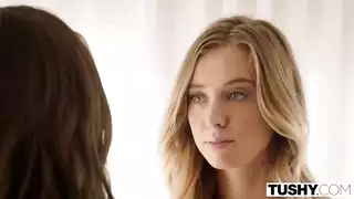 ثلاثي عصابة جنسية: فتاتان تخدمان رجلاً أشيب