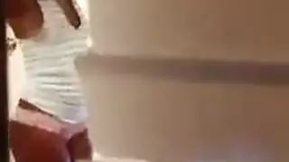 إباحية تجسس: امرأة خبيرة تخدم قضيب مراهق صلب