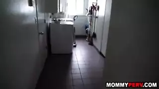 جنس محظور في المرآب: زوجة الأب وابن الزوج إكس إكس إكس كامل