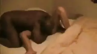 أبي ذو قضيب كبير ينهب قزمة صغيرة في فيلم إباحي