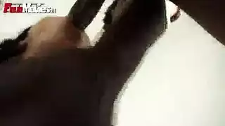 فتحة ضيقة شابة تتعرض لعمل xxx عنيف