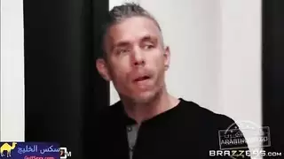 الأب يضبط ابنه يثقب أم عزباء، ويشاركه فتحاتها الضيقة