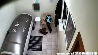 فتاة مراهقة ذات ثدي طبيعي ضخم ومؤخرة ممتلئة في مشهد إباحي مكثف