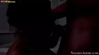 أم كبيرة الصدر تأخذ قضيب السباك في حركة بلاط