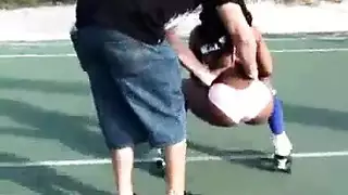 فتى مفتول العضلات في فيلم إباحي مع فتاة صغيرة في فعل شرجي