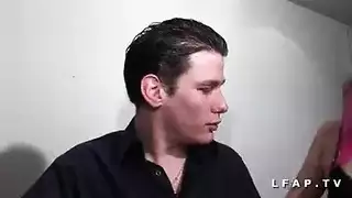 حفلة جنس غير متوقفة: حارسات البوسنة والهرسك يأخذن كل شيء