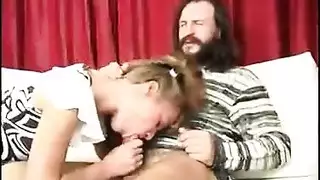 زوجة مثيرة شيما تأخذ قضيبين في مثلث جنسي صريح