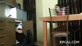 جلسة جنس جامحة في المطبخ: الزوج المثير يحب النيك القاسي