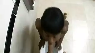 سمراء حارة تحصل على فتحة شرجها الداكنة ممطوطة بقوة في الإباحية