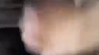 قضيب إباحي كبير وصلب مراهق يستمني حتى يقذف حمله