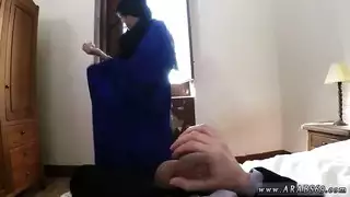 رحلة عاهرة عربية الجنسية الجامحة على السرير تنتهي بالقذف داخلها