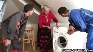 فريق مزدوج يمارس الجنس مع امرأة مثيرة في الخمسينات