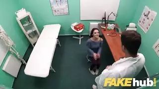 فحص الطبيب القاسي يتحول إلى نكاح حمى إباحي