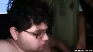 ١ خمسة رجال يمارسون الجنس بطريقة عنيفة بدون توقف في مشهد جماعي إباحي