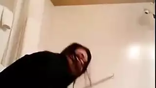 فتاة شديدة الجمال تكشف عن كسها الضيق وطيزها المستدير في عرض مغر