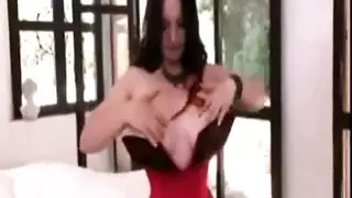 أثداء طبيعية كبيرة بحلمات قابلة للمص في مشهد إباحي صريح