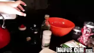 فرجها يتوسل لقمة ذروة مذهلة