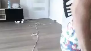 فتاة جميلة جداً تتعرى أمام اخوها