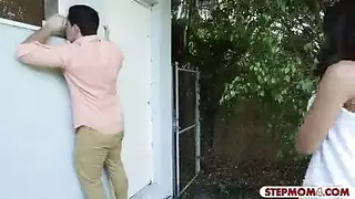 السيدة لديها العضو التناسلي النسوي صغير وساخن جدا