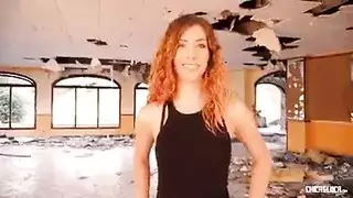 عاهرة زنجية صغيرة تتعرض لإيلاج مزدوج