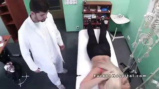 ترتدي سروالًا داخليًا، تفتح رجليها على مصراعيهما لجلسة إباحية قاسية