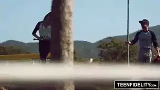 ثلاثية سحاقية ساخنة: الجميلة الشابة تنكّس كسها بقوة