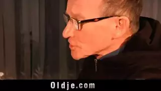 الأب الديوث يهدي ابنته لبابا نويل ليقوما باختراقها مزدوجًا