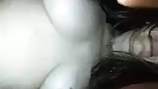 زوجة مثيرة ترتدي نظارات تمص وتضاجع في غرفة المعيشة