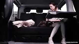 سائقة طالبة تأخذ قضيبًا بدلاً من درس