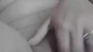 مجموعة زنوج على فتاة بيضاء في الملهى