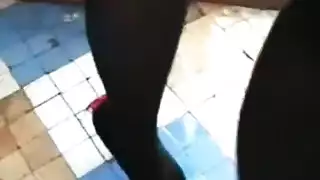 عبادة أقدام الكعب العالي: باطن أقدام نتنة حافي وجوارب نايلون إباحية