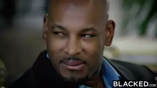 قضيب أسود ضخم يُدخل بعنف في كس مبتل لمراهقة مثيرة