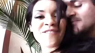 جنس كوميدي بالقرمزي: شرج عنيف ونكاح أثداء