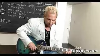 مراهقة لاتينية تشعر بقضيب نائب الرئيس الصلب يمتد في مهبلها الضيق