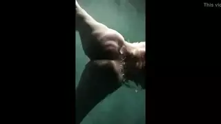 تلعب بمؤخرتها الشاحبة المستديرة وتداعب شفري مهبلها المنتفخة