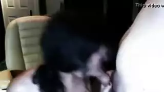 سمراء نحيفة تأخذ قضيبًا سميكًا في حلقها وتحصل على مكافئة كريمية