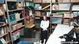 السمراء الساخنة كاتي تايلور تحصل على مهبلها ممتد وممتلئ