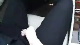 فتاة خبيرة باللون الأحمر تمتلئ فتحاتها الضيقة بقضيب شاب