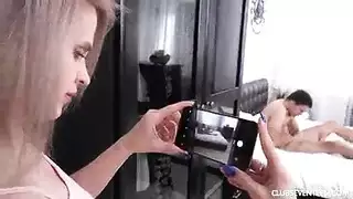 شقراء ذات مظهر نظاراتي تمارس الجنس بقوة بدلاً من العمل