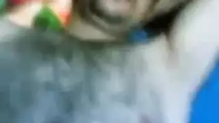 امرئا تنط على زى ابنة بقوة
