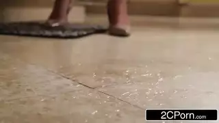 مشهد إيلاج مزدوج قاسي مع فتاة كبيرة الثدي وابن زوج مثير