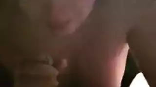 حركة في حفرة ضيقة: شقراء مغرية تلعب بثديها المثالي ومؤخرتها الممتلئة