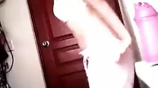 ثديها الطبيعي للعرض: فتاة عارية تظهر ثديها المثالي