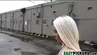 شقراء صغيرة تخلع ملابسها قبل أن تمتلئ بعدة رجال