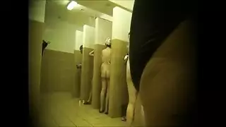 جنس في الدش مع رش الطلاء الأحمر على كس إيبوني