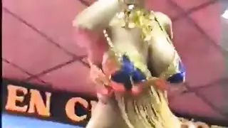 عربي مفلس يرقص ويتناك بقوة على المسرح