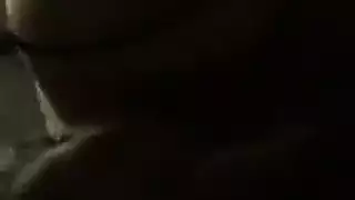 عاهرة بريطانية ممتلئة تثير بكثافة شعرها على أريكة جلدية