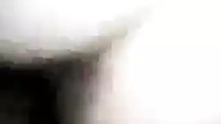 جميلة سمراء تنتشر لجلسة إصبع مكثفة